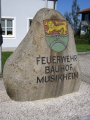 Stein vor dem Kommunalgebäude